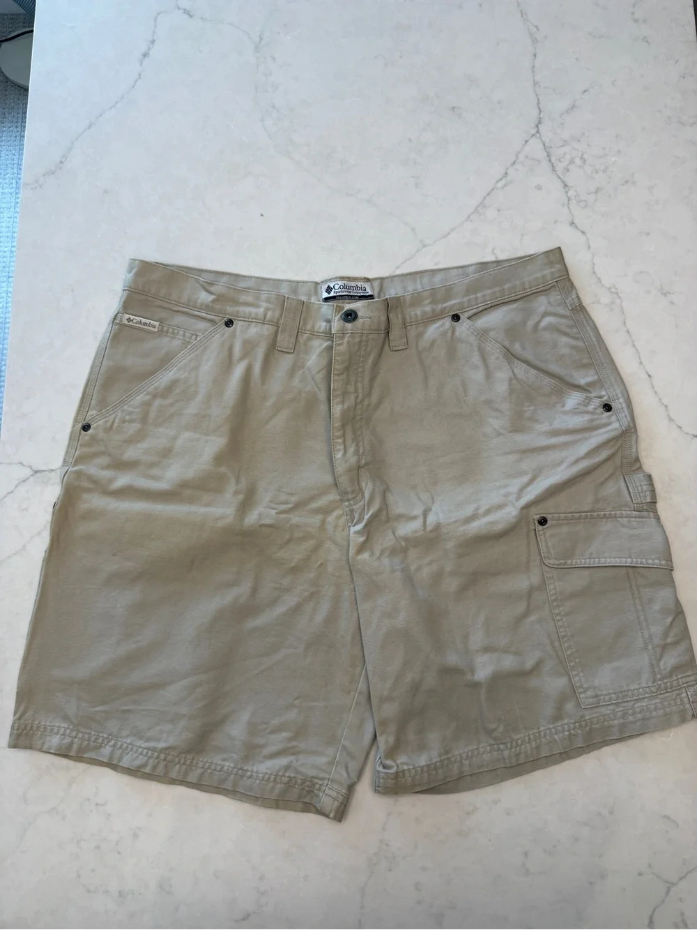 Columbia Men's Khaki Fossil Cargo Shorts - Light Tan Size 40. Inseam 9
